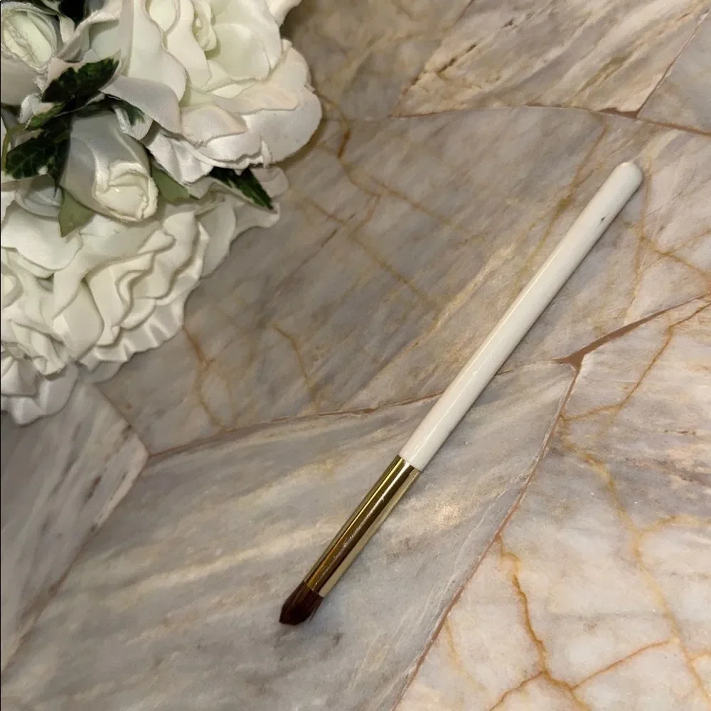 White and Gold Tapered Eyeshadow Crease Smudger Makeup Brush